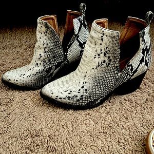 Cute booties for winter season!! Perfect for the holidays!